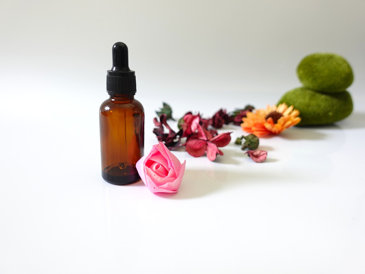 Essential Oil Flower Bottle Spa - Azza_Hafizah / Pixabay